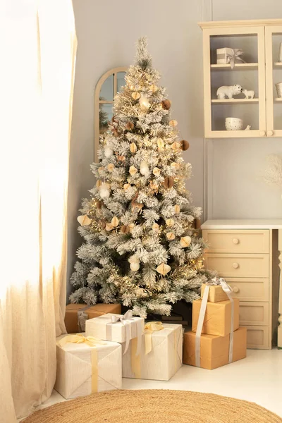 크리스마스 트리에 빛나는 선물들이 크리스마스 트리와 거실을 설계하고 Xmas Home — 스톡 사진