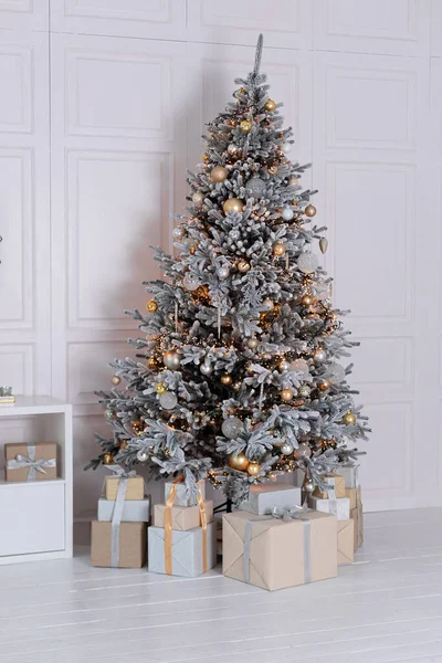 Χριστουγεννιάτικο Δέντρο Λαμπερές Γιρλάντες Και Δώρα Εορταστική Εσωτερική Διακόσμηση Σαλόνι — Φωτογραφία Αρχείου