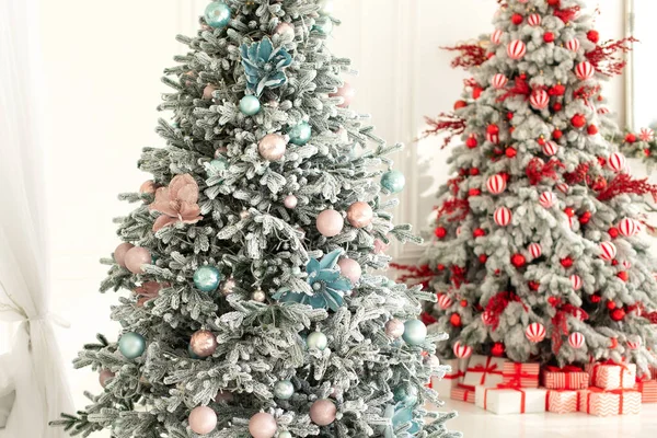 装飾されたクリスマスツリーと居心地の良いリビングルームのインテリア 自宅でXmas 新年の冬の家の装飾 フェスティバルインテリアデザイン 光輝く庭と贈り物を持つ2つのクリスマスツリー — ストック写真
