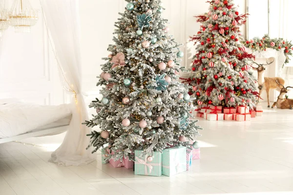 Δύο Χριστουγεννιάτικα Δέντρα Λαμπερές Γιρλάντες Και Δώρα Άνετο Εσωτερικό Σαλόνι — Φωτογραφία Αρχείου