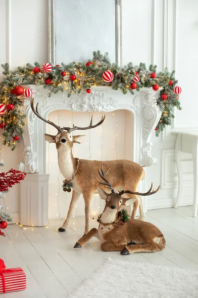 벽난로와 집에서 크리스마스를 보내자 새해가 붕괴된다 가문비나무 장난감 그리고 벽난로 — 스톡 사진