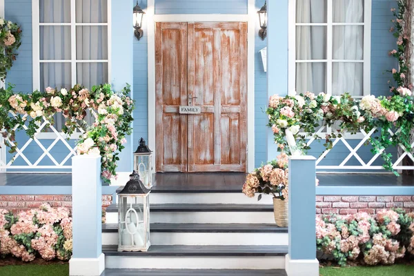 Casa Design Primavera Com Flores Flor Lanternas Decoração Passos Escadaria — Fotografia de Stock