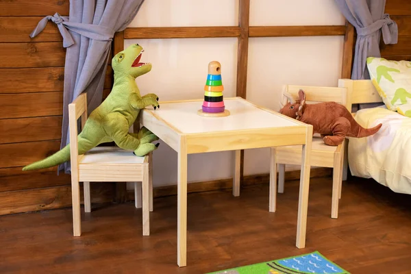 Skandynawski Pokój Dziecięcy Drewniane Krzesło Stół Zabawkami Nowoczesne Wnętrze Dziecięcej — Zdjęcie stockowe