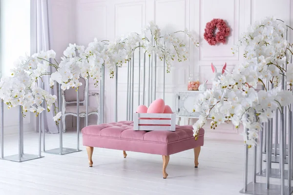Elegance White Living Room Interior Pink Sofa Pouf Decorative Blossom — Stock Photo, Image