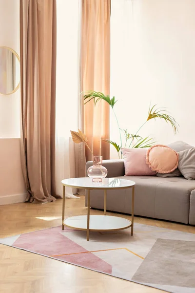 舒适的灰色沙发和咖啡桌 客厅里有一束干花 玻璃瓶中的枝干植物放在桌子上 家庭室内装饰 最简约的斯堪的纳维亚舒适风格装饰 — 图库照片