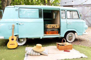 Piknik sepeti, ekose ve gitarla doğayı rahatlatacak bir yer. Bahçede eski model bir otobüs. Bavulları olan klasik bir ışınlama aracı. Düğün oto dekorasyonu. Kamp yaparken naneli mini otobüs.. 