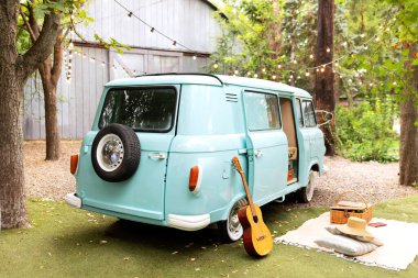Piknik sepeti, ekose ve gitarla doğayı rahatlatacak bir yer. Bahçede eski model bir otobüs. Bavulları olan klasik bir ışınlama aracı. Düğün oto dekorasyonu. Kamp yaparken naneli mini otobüs.. 