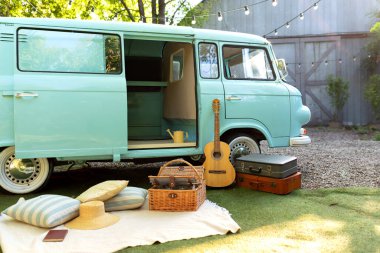 Düğün oto dekorasyonu. Kamp yaparken nane minübüsü. Piknik sepeti, ekose ve gitarla doğayı rahatlatacak bir yer. Bahçede eski model bir otobüs. Mavi klasik taşıyıcı bavullu retro araç. 