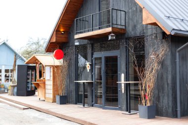 Çağdaş siyah ön cephe evi, çatı katı tarzı asgari. Modern ev dışı, siyah metal kaplama kiremitleri, demir balkon, teras arka bahçesi..  