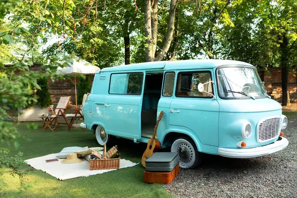 Düğün oto dekorasyonu. Kamp yaparken nane minübüsü. Piknik sepeti, ekose ve gitarla doğayı rahatlatacak bir yer. Bahçede eski model bir otobüs. Mavi klasik taşıyıcı bavullu retro araç. 