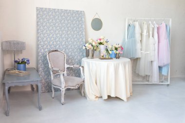 İç oda odası ya da Fransız tarzı. Yatak odası kızlar için ya da koltuklu kadınlar için, vazolarda birçok farklı çiçekli masa: gül, lale, şakayık ve elbise askısı. Sefil şık Provence