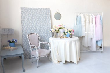 İç oda odası ya da Fransız tarzı. Yatak odası kızlar için ya da koltuklu kadınlar için, vazolarda birçok farklı çiçekli masa: gül, lale, şakayık ve elbise askısı. Sefil şık Provence