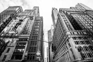 Manhattan caddesi manzaralı, New York, ABD 'deki büyük binalar. Siyah ve beyaz.