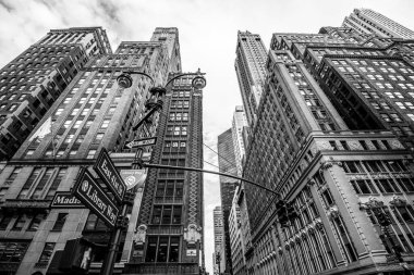 Manhattan caddesi manzaralı, New York, ABD 'deki büyük binalar. Siyah ve beyaz.