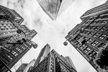 Manhattan caddesi manzaralı, New York, ABD 'deki büyük binalar. Siyah ve beyaz.