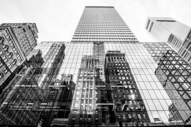 Manhattan caddesi manzaralı, New York, ABD 'deki büyük binalar. Siyah ve beyaz.