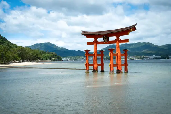 Hiroşima Miyajima 'daki Itsukushima Tapınağı' nın yüzen Torii kapısı..