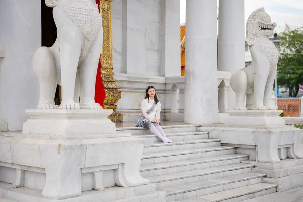 Портрет Красивої Молодої Жінки Національному Костюмі Таїланду Раттанакосіна Храмі Побудованому Ліцензійні Стокові Зображення