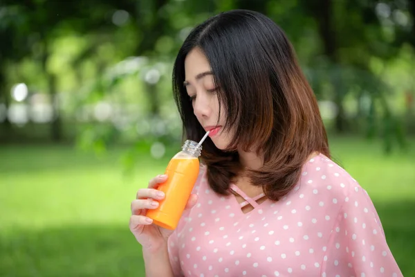 Retrato Mujer Embarazada Asiática Relajándose Bebiendo Jugo Naranja Parque Imagen De Stock