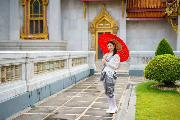 Портрет Красивої Молодої Жінки Національному Костюмі Таїланду Раттанакосіна Храмі Побудованому Ліцензійні Стокові Фото