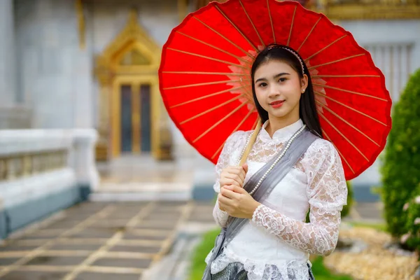 Портрет Красивої Молодої Жінки Національному Костюмі Таїланду Раттанакосіна Храмі Побудованому Стокове Зображення