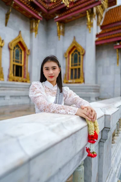 Портрет Красивої Молодої Жінки Національному Костюмі Таїланду Раттанакосіна Храмі Побудованому Стокова Картинка