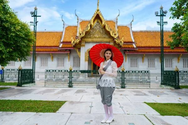 Πορτρέτο Της Όμορφης Νεαρής Γυναίκας Φορώντας Ταϊλανδέζικη Εθνική Φορεσιά Rattanakosin Φωτογραφία Αρχείου