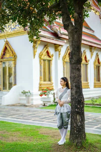 Πορτρέτο Της Όμορφης Νεαρής Γυναίκας Φορώντας Ταϊλανδέζικη Εθνική Φορεσιά Rattanakosin Royalty Free Φωτογραφίες Αρχείου
