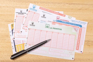 Galiçya, İspanya; 25 Ekim 2022: Birkaç İspanyol piyango bileti grubu. Loterias ve Apuestas del Estado