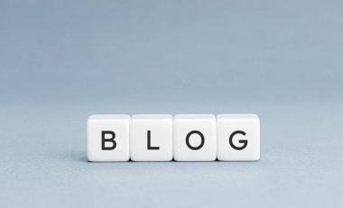 Mavi arka planda beyaz küp blokları hakkında BLOG kelimesi. Boşluğu kopyala