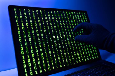Bilgisayar konseptini hacklemek ya da hacklemek. Eldiven El, ikili kod ve bilgisayar ekranında hacklenen sözcük.