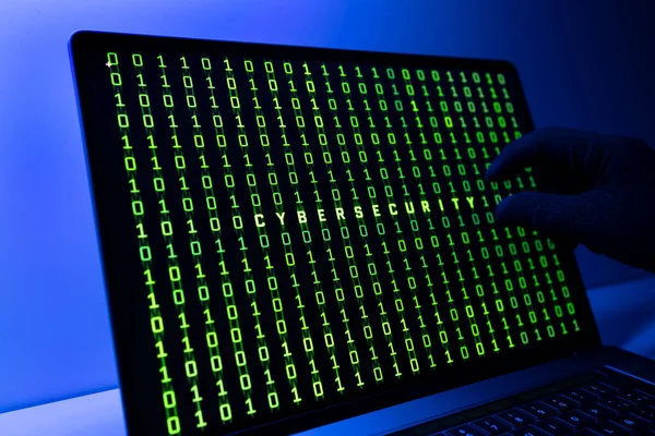 Conceito Segurança Cibernética Mão Enluvada Código Binário Palavra Cibersegurança Tela — Fotografia de Stock