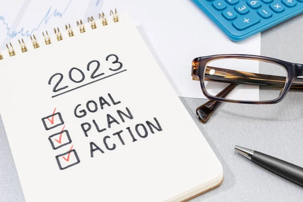 2023年の新年の目標 メモ帳上のアクションチェックリスト 事業計画の概念 — ストック写真