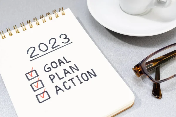 2023年の新年の目標 メモ帳上のアクションチェックリスト ビジネスモチベーションコンセプト — ストック写真