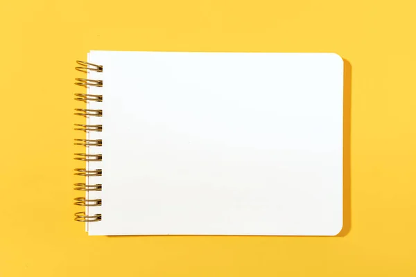 空白のペーパーノート黄色の背景に隔離された テンプレートモックアップ — ストック写真