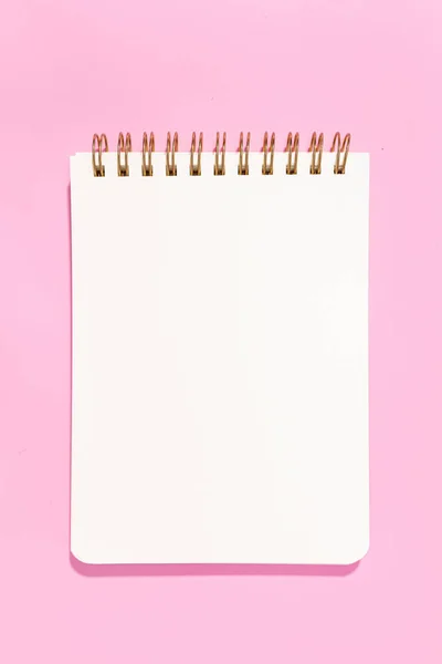 Caderno Papel Branco Branco Isolado Fundo Rosa Modelo Mock — Fotografia de Stock