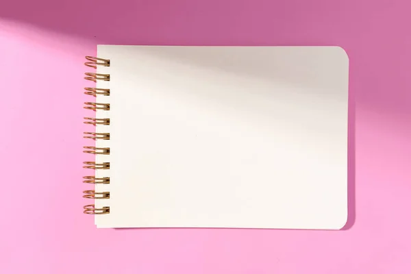 Cuaderno Papel Blanco Blanco Aislado Sobre Fondo Rosa Plantilla Maqueta — Foto de Stock