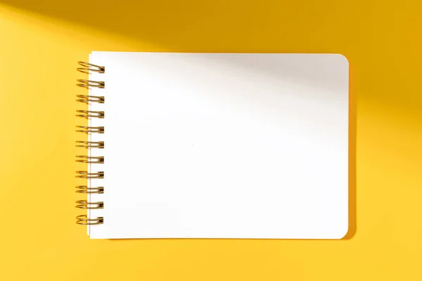 Pusty Papierowy Notatnik Izolowany Żółtym Tle Wzór Szablonu — Zdjęcie stockowe