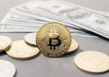 Bitcoin para, kripto paralar ve Amerikan doları banknotları. Kripto iş finans geçmişi