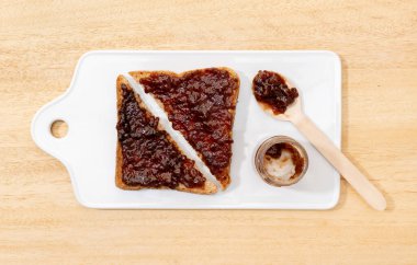 Tahta masada ahudududulu organik reçelli tost sandviçi.