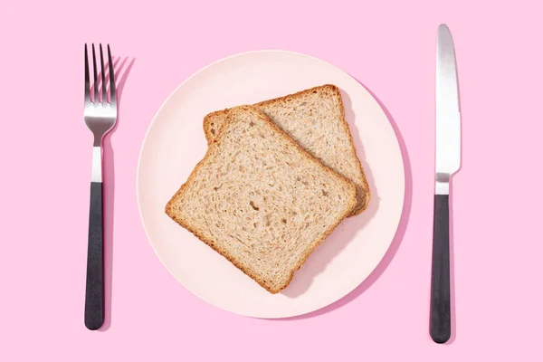 Плоский Шар Бутербродного Хліба Цілої Пшениці Тарілці Виделці Ножі Рожевому — стокове фото