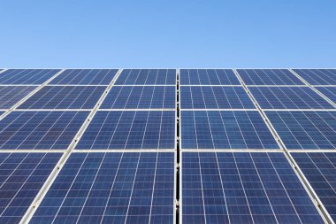 Mavi Gök 'e Karşı Güneş Panelleri Grubu. Boşluğu kopyala