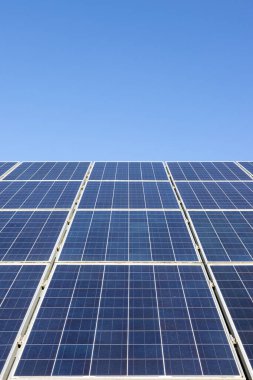 Mavi Gök 'e Karşı Güneş Panelleri Grubu. Boşluğu kopyala