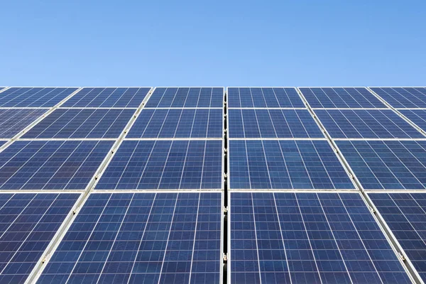 Mavi Gök 'e Karşı Güneş Panelleri Grubu. Boşluğu kopyala