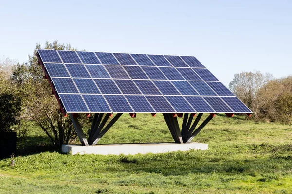 Painéis Solares Instalados Uma Estrutura Metálica Construída Campo Que Fornece — Fotografia de Stock