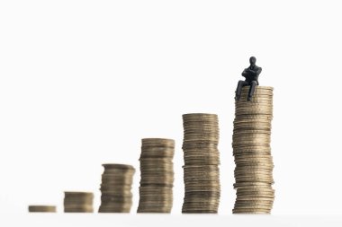 Büyüyen madeni paraların üzerinde duran adam. Zenginlik, tasarruf, zenginlik konsepti. Boşluğu kopyala