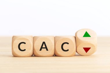 CAC borsa endeksi fiyatları yükseldi ya da düştü. Tahta bloklarda yazı ve yukarı aşağı oklarla zar atma. Boşluğu kopyala