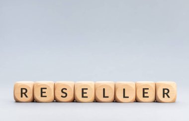 Gri arkaplanda tahta bloklar var. Boşluğu kopyala