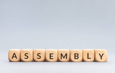 Gri arkaplandaki tahta bloklar hakkında bilgi toplayın. Boşluğu kopyala