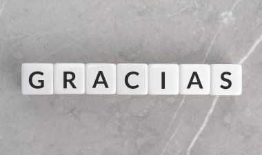 Gri mermer arka plandaki İspanyolca beyaz bloklar için teşekkür ederim. Gracias kelime arkaplanı